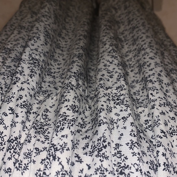 Small cream and black leaf print maxi skirt. Elastic waistband. Bow tie in back - Picture 3 of 4